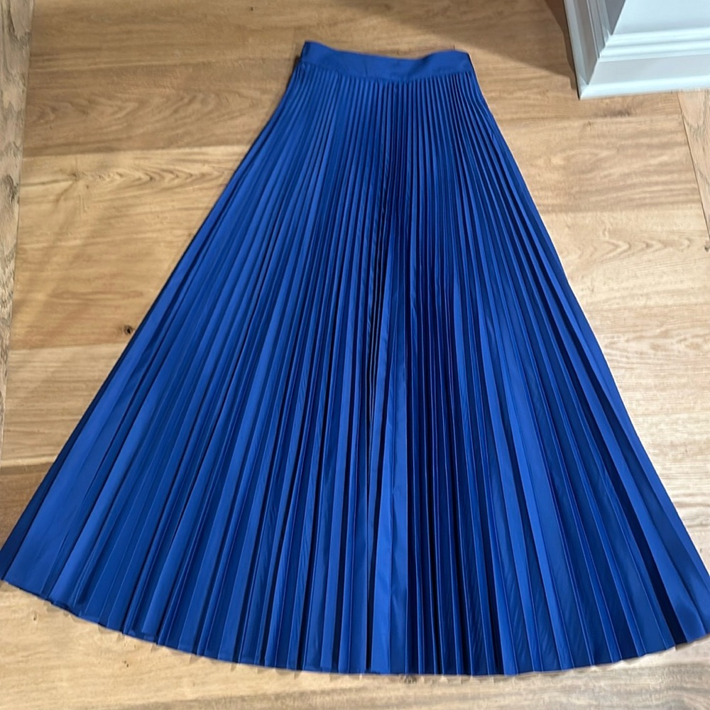 Maxmara NWT pleated royal blue long skirt size 4